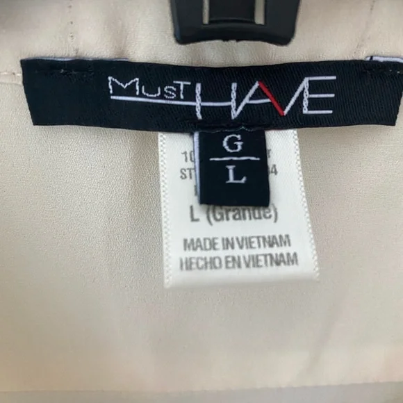 [💙🆓] Must have — Cream short sleeve polyester blouse with gold accents - Picture 3 of 12